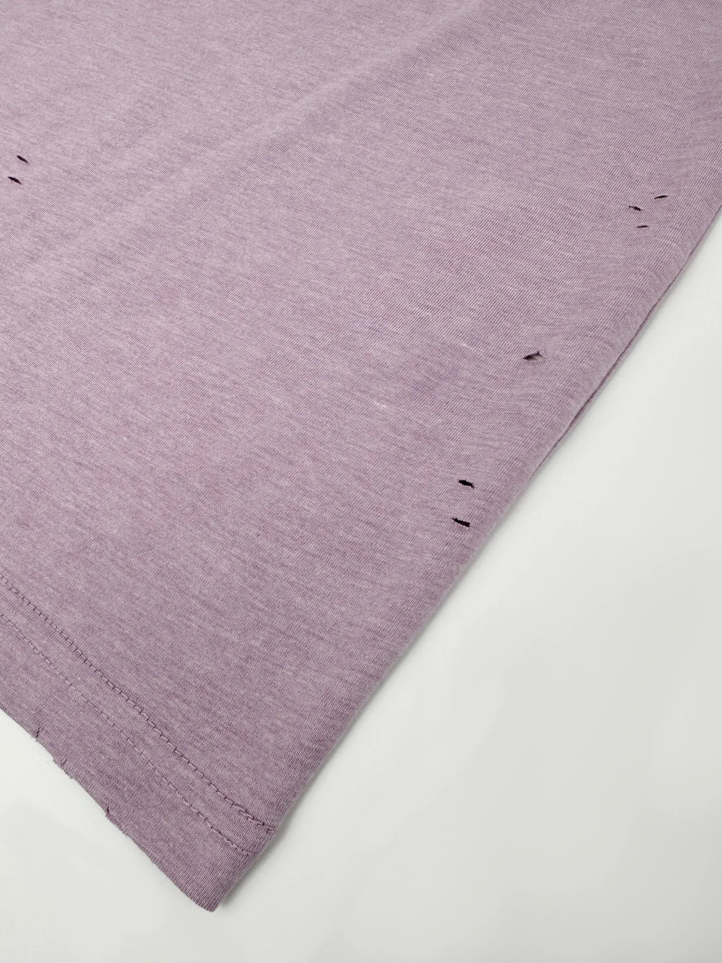 Two pieces of long-sleeved Acne Studio distressed logo, custom-made plain weft cotton, delicate, soft and waxy, moisturizing and skin-friendly. The whole body is dyed in foggy gray and purple. The hazy, low-saturated purple tone is soft and calm, creating a lazy and casual atmosphere. The iconic Acne Studios distressed logo is printed on the body, with a mottled faded texture and a matte white Retro texture; the fake two-piece layered sleeves create layering, and the body is scattered with handmade holes. The restrained destruction details interpret the deconstructed aesthetics. Oversize women's off-shoulder silhouettes are stretched and tolerant. The oversized body reduces body constraints, and the freely draped clothing easily creates a lazy and casual aura. Lilac carries the Retro mark, and freedom is a high-level expression. 1 Glue printing: Use glue liquid paint to print patterns on fabrics, and bake the fabric to fix the printed patterns and create a full sense of sophistication. 2. Positioning and wear-and-tear. Many places on the garment body are regularly positioned and worn manually. Manual brush marks are added to add texture and depth to the surface of the clothing to imitate the texture of natural wear and tear. 3. Enzyme washing treatment: The fabrics have been fermented and washed to make them feel better and more textured. They are not easy to deform, shrink or fade, and maintain long-term beauty. Accessories: Customized 1:1 Acne trademark Fit: Loose fit Size: S M L Style number: FF